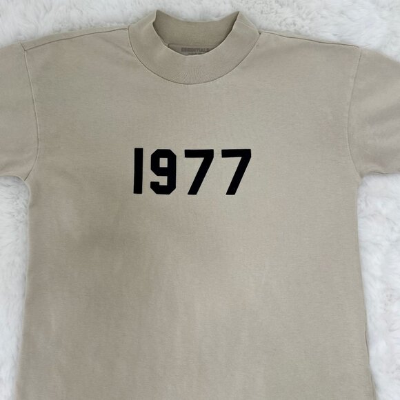 Fear of God Essentials kids’ “1977” short-sleeve t-shirt - Picture 1 of 7